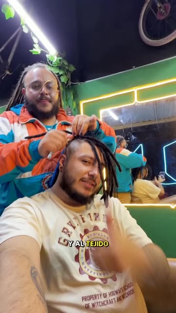 Haril tejiendo dreads a crochet en el estudio