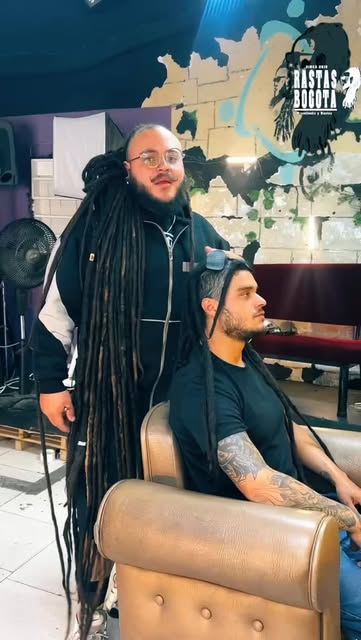 Haril, dreadmaker del estudio, con dreads de más de un metro