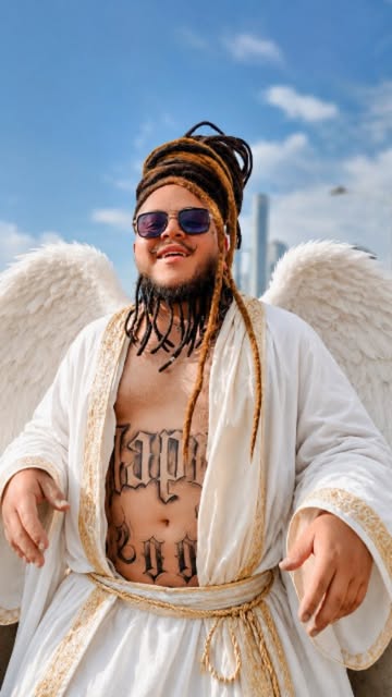Estilo: dreads dorados estilizados